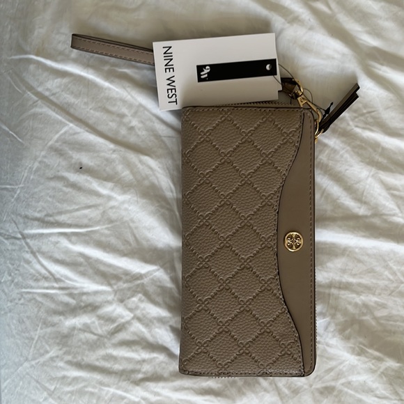 Nine West wristlet - Picture 2 of 2